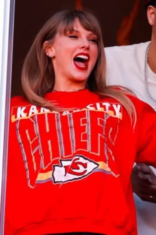 Taylor-Swift-Kansas-City-Chiefs-Red-Sweatshirt-2023